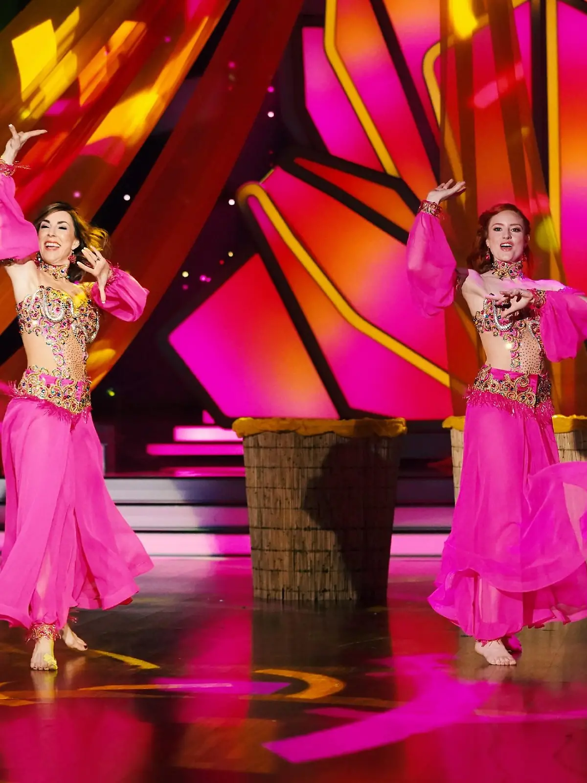 Einen Bollywood tanzen die Paare Judith Williams, Erich Klann sowie Barbara Meier und Sergiu Luca.
Verwendung der Bilder für Online-Medien ausschließlich mit folgender Verlinkung:'Alle Infos zu 'Let's Dance' im Special bei RTL.de: http://www.rtl.de/cms/sendungen/lets-dance.html