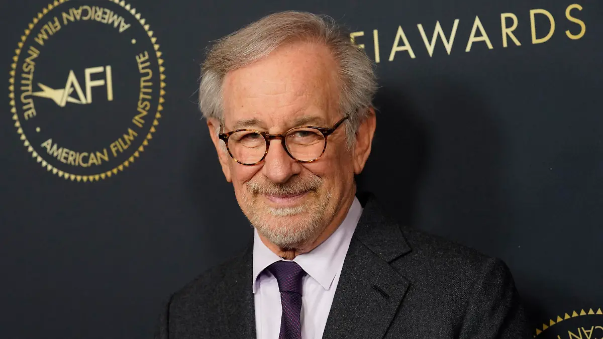 ARCHIV - 13.01.2023, USA, Los Angeles: Regisseur Steven Spielberg posiert bei der Verleihung der AFI Awards 2023 im Four Seasons Beverly Hills in Los Angeles. Spielberg soll auf der Berlinale für sein Lebenswerk ausgezeichnet werden. Foto: Chris Pizzello/Invision via AP/dpa +++ dpa-Bildfunk +++