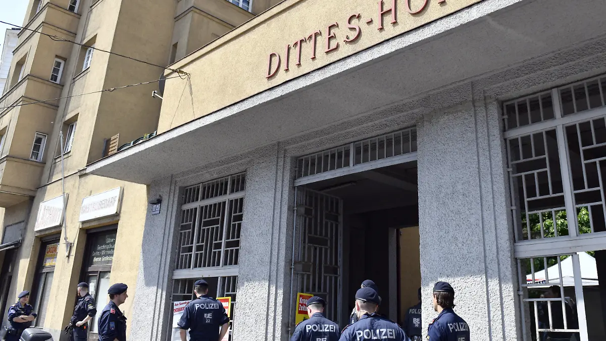 ARCHIV - 12.05.2018, Österreich, Wien: Polizisten stehen vor einer Wohnhausanlage, nachdem der Leichnam eines Mädchens am Samstag in einem Müllcontainer entdeckt worden ist. (zu dpa "Tote Siebenjährige in Wien - Tatverdächtiger festgenommen" am 15.05.2018) Foto: Hans Punz/APA/dpa +++ dpa-Bildfunk +++