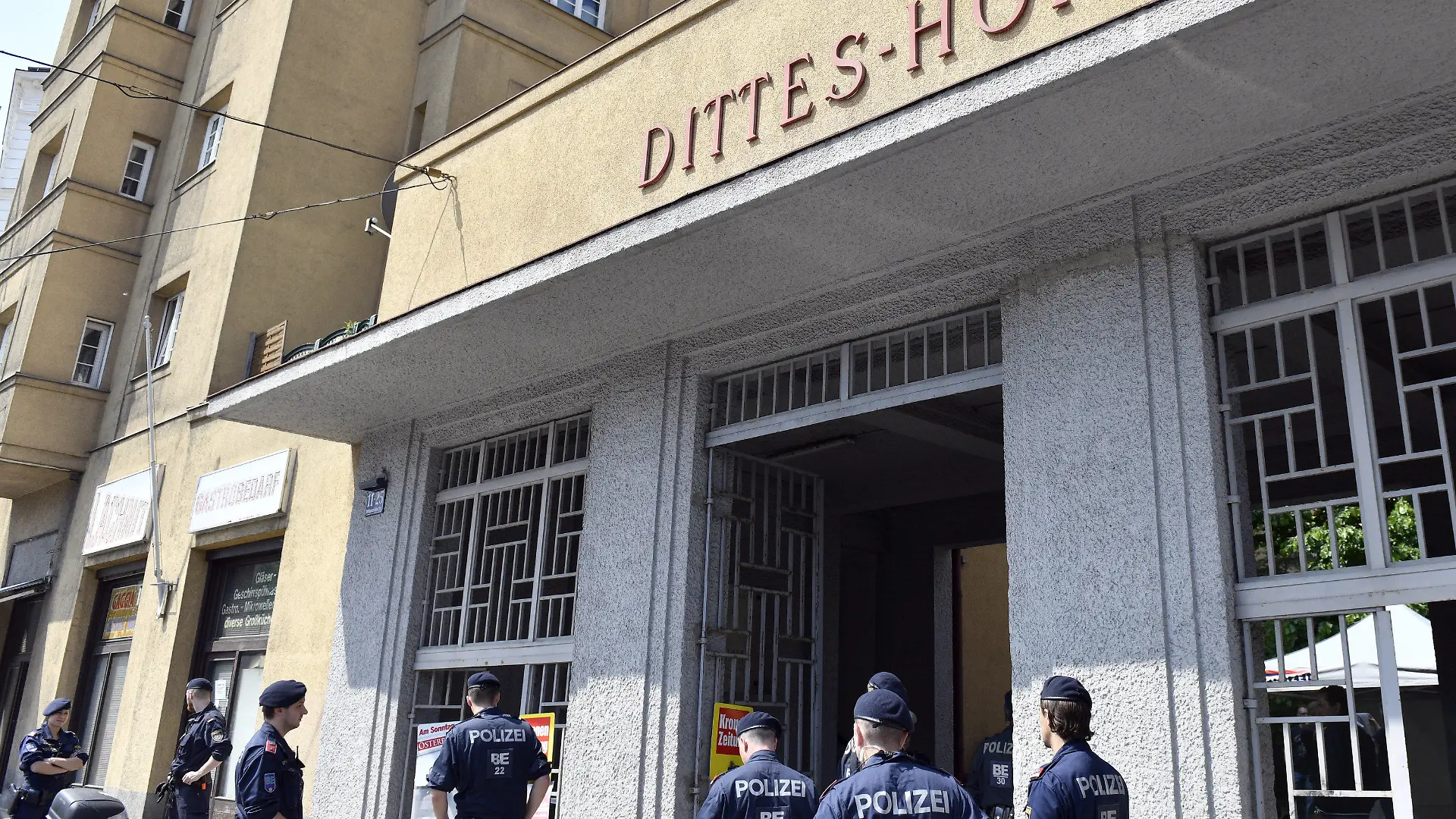 ARCHIV - 12.05.2018, Österreich, Wien: Polizisten stehen vor einer Wohnhausanlage, nachdem der Leichnam eines Mädchens am Samstag in einem Müllcontainer entdeckt worden ist. (zu dpa "Tote Siebenjährige in Wien - Tatverdächtiger festgenommen" am 15.05.2018) Foto: Hans Punz/APA/dpa +++ dpa-Bildfunk +++