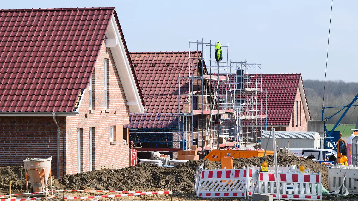 ARCHIV - 28.03.2022, Niedersachsen, Hannover: Einfamilienhäuser werden am Stadtrand in Hannover gebaut. (zu dpa «Umsatz mit Immobilien sinkt erstmals seit 2009 in Niedersachsen») Foto: Julian Stratenschulte/dpa +++ dpa-Bildfunk +++