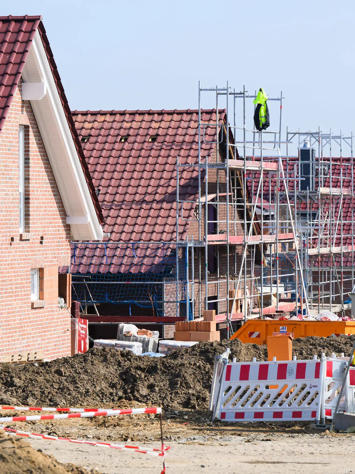 ARCHIV - 28.03.2022, Niedersachsen, Hannover: Einfamilienhäuser werden am Stadtrand in Hannover gebaut. (zu dpa «Umsatz mit Immobilien sinkt erstmals seit 2009 in Niedersachsen») Foto: Julian Stratenschulte/dpa +++ dpa-Bildfunk +++