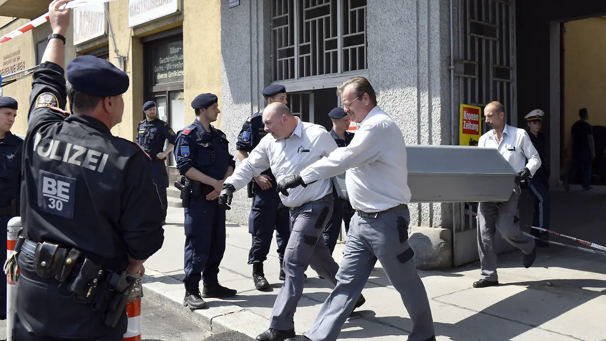 12.05.2018, Österreich, Wien: Bestatter transportieren den Leichnam eines Mädchens aus einer Wohnhausanlage. Die Leiche ist am Samstag in Wien in einem Müllcontainer entdeckt worden. Foto: Hans Punz/APA/dpa +++ dpa-Bildfunk +++