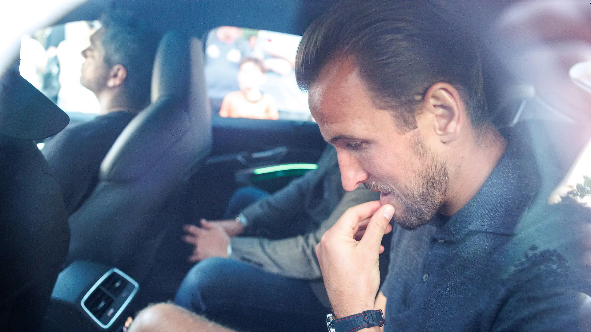 11.08.2023, Bayern, München: Harry Kane, Fußballspieler, trifft zum Medizincheck an einem Krankenhaus ein. Kane soll von Tottenham Hotspur zum FC Bayern München wechseln. Foto: Matthias Balk/dpa +++ dpa-Bildfunk +++