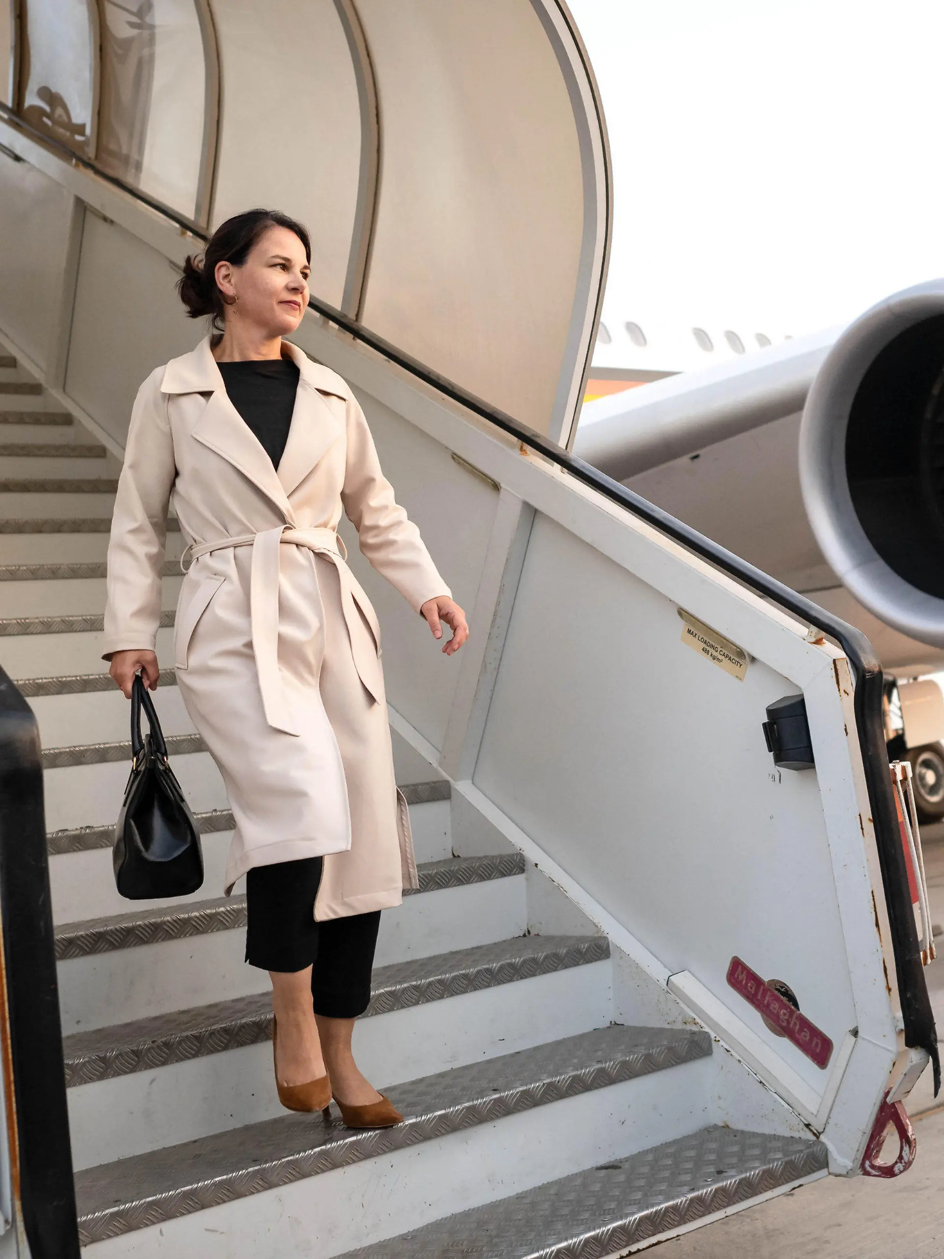 14.08.2023, Vereinigte Arabische Emirate, Abu Dhabi: Annalena Baerbock (Bündnis 90/Die Grünen), Außenministerin, steigt aus der Regierungsmaschine. Nach einer Zwischenlandung zum Auftanken in Abu Dhabi in den Vereinigten Arabischen Emiraten musste Außenministerin Baerbock (Grüne) am frühen Montagmorgen ihren Flug zu einer einwöchigen Reise nach Australien, Neuseeland und Fidschi vorerst abbrechen. Foto: Sina Schuldt/dpa +++ dpa-Bildfunk +++