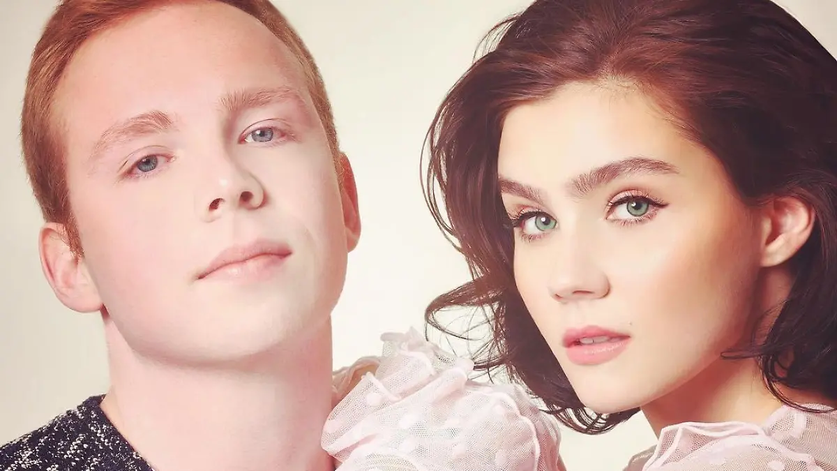 Nathalie Volk posiert mit ihrem Bruder