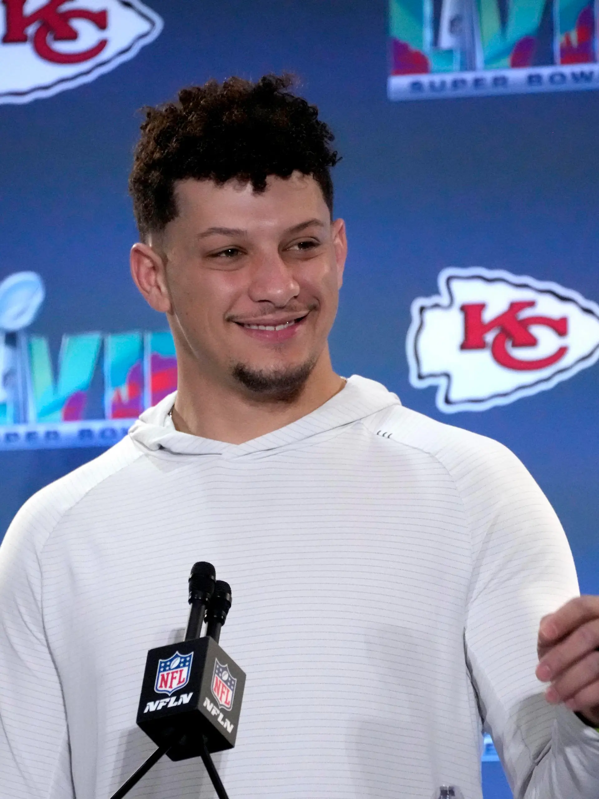 NFL, American Football Herren, USA Super Bowl LVII-Kansas City Chiefs press conference, PK, Pressekonferenz Feb 8, 2023 Scottsdale, AZ, USA Kansas City Chiefs quarterback Patrick Mahomes 15 addresses the media during team availability at Hyatt Regency at Gainey Ranch. Scottsdale Hyatt Regency at Gainey Ranch AZ USA, EDITORIAL USE ONLY PUBLICATIONxINxGERxSUIxAUTxONLY Copyright: xCherylxEvansx 20230204_anw_kp9_102
