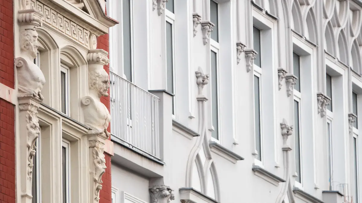 30.01.2023, Niedersachsen, Hannover: Mehrfamilienhäuser im Stadtteil Hannover-Linden. Jahrelang sind die Immobilienpreise in Deutschland viel stärker gestiegen als die Mieten, auch weil die Niedrigzinsen Kapitalanleger anzogen. Nun hat sich der Trend umgekehrt. So ziehen die Mieten in großen und mittleren Städten deutlich stärker an als die Kaufpreise, auch weil mit der starken Zuwanderung Mietwohnungen erst recht gefragt sind. Foto: Marco Rauch/dpa +++ dpa-Bildfunk +++