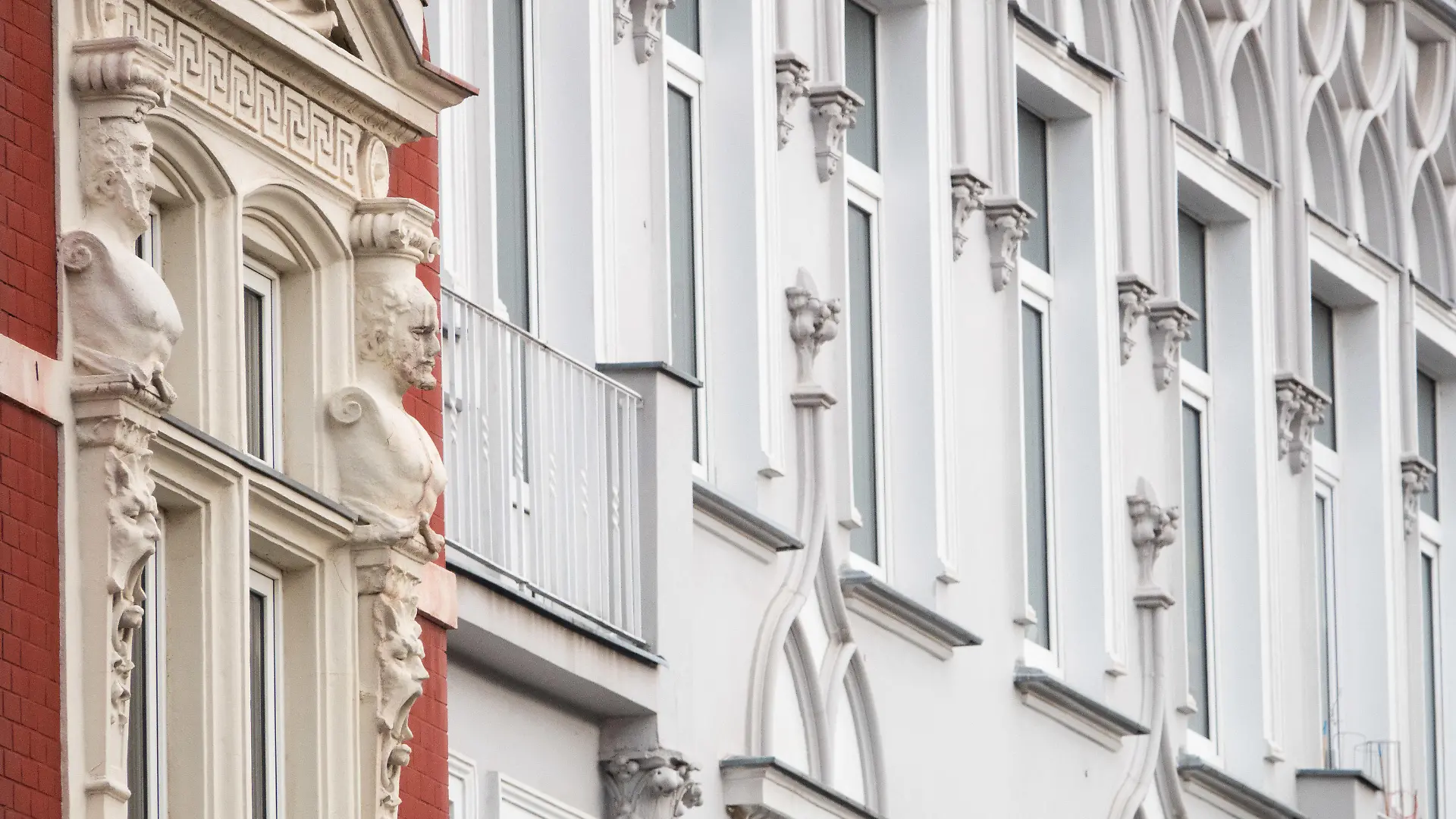 30.01.2023, Niedersachsen, Hannover: Mehrfamilienhäuser im Stadtteil Hannover-Linden. Jahrelang sind die Immobilienpreise in Deutschland viel stärker gestiegen als die Mieten, auch weil die Niedrigzinsen Kapitalanleger anzogen. Nun hat sich der Trend umgekehrt. So ziehen die Mieten in großen und mittleren Städten deutlich stärker an als die Kaufpreise, auch weil mit der starken Zuwanderung Mietwohnungen erst recht gefragt sind. Foto: Marco Rauch/dpa +++ dpa-Bildfunk +++