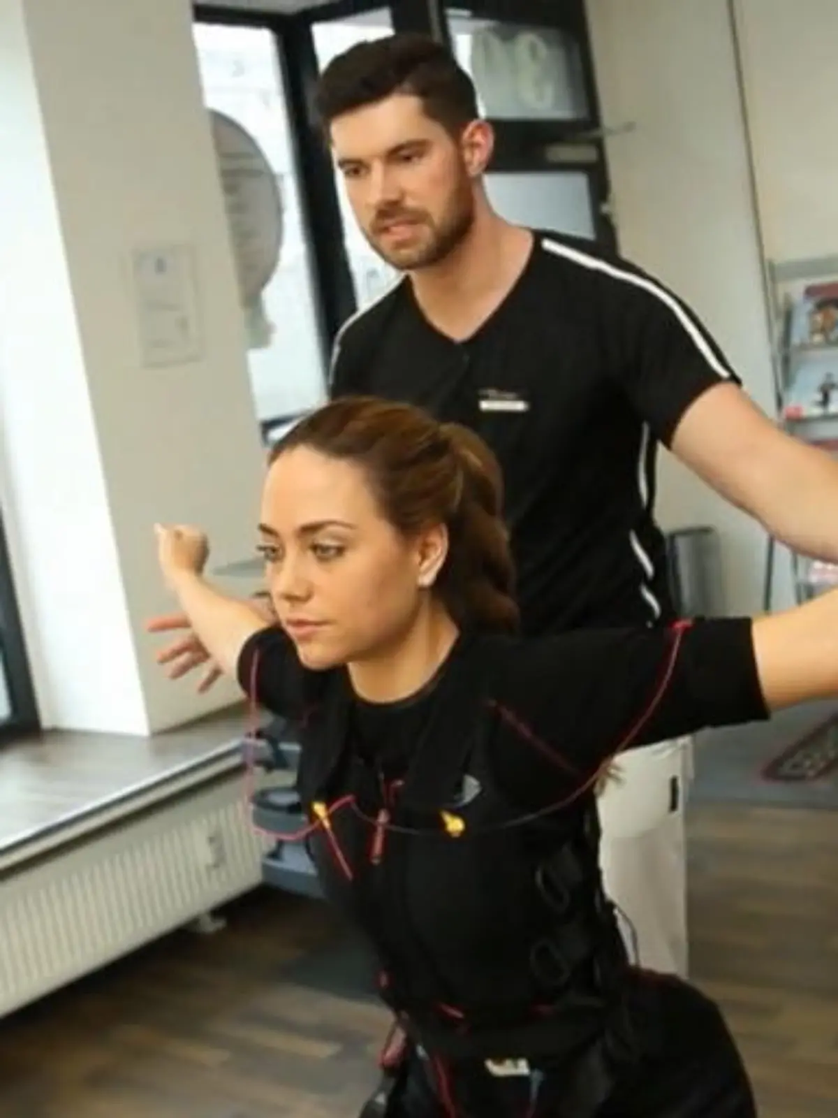 Bild zu: "RTL-Reporterin checkt drei EMS-Trainingsgeräte"