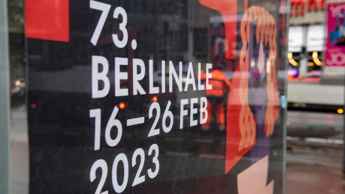 ARCHIV - 30.01.2023, Berlin: Eine Werbetafel am Potsdamer Platz weist auf die 73. Berlinale hin, die vom 16. bis 26. Februar 2023 in Berlin stattfindet. Foto: Paul Zinken/dpa +++ dpa-Bildfunk +++