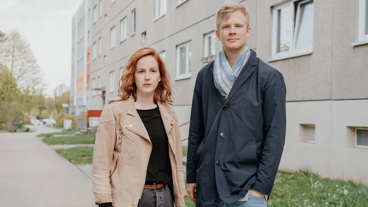 Die Info-Programme von RTL und VOX machen den Mai zu einem Themenmonat rund um Hartz IV. Dazu lassen die RTL-News und -Magazinsendungen sowie die VOX-Nachrichten RTL-Reporterin Hanna Klouth für einen Selbstversuch ab dem 1. Mai für vier Wochen in eine Plattenbauwohnung in Chemnitz ziehen. Ihr Reporter-Kollege Daniel Spliethoff reist im gleichen Zeitraum quer durch Deutschland und trifft Menschen, die auf unterschiedliche Weise mit dem Thema Harzt IV befasst sind.