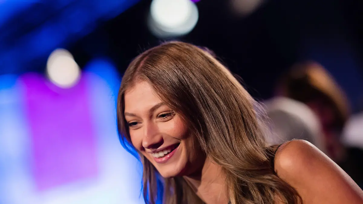 ARCHIV - 08.12.2022, Nordrhein-Westfalen, Bochum: Leony, Sängerin, kommt über den Roten Teppich zur Verleihung der 1Live Krone in der Jahrhunderthalle.     (zu dpa «Sängerin Leony wurde selbst schon von Dieter Bohlen hart kritisiert») Foto: Rolf Vennenbernd/dpa +++ dpa-Bildfunk +++