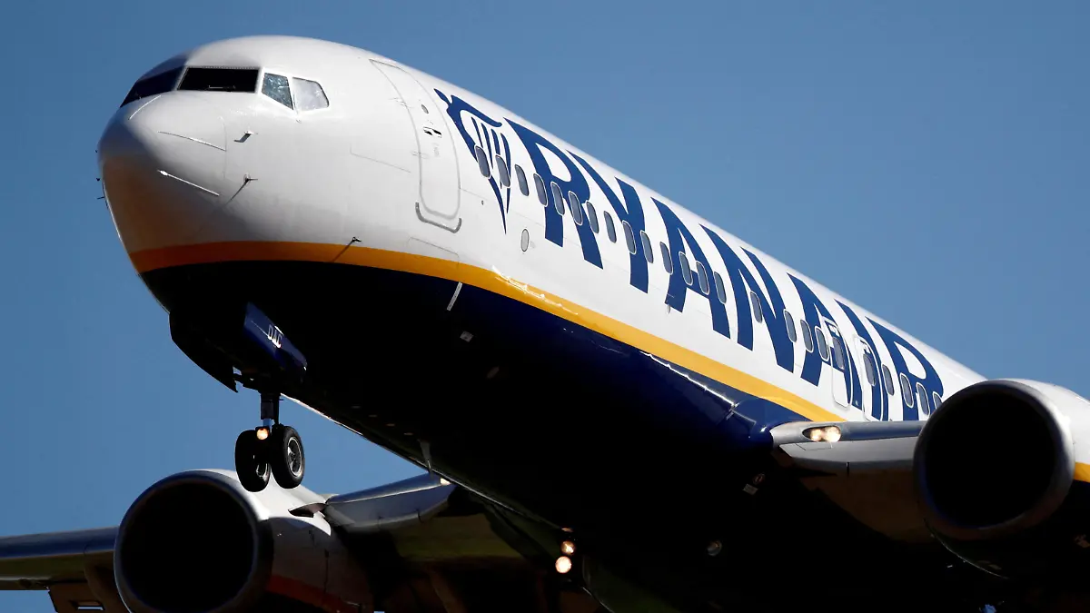 FILE PHOTO: A Ryanair Boeing 737-800 aircraft approaches Paris-Beauvais airport in Tille, northern France, September 27, 2018.  REUTERS/Christian Hartmann//File Photo