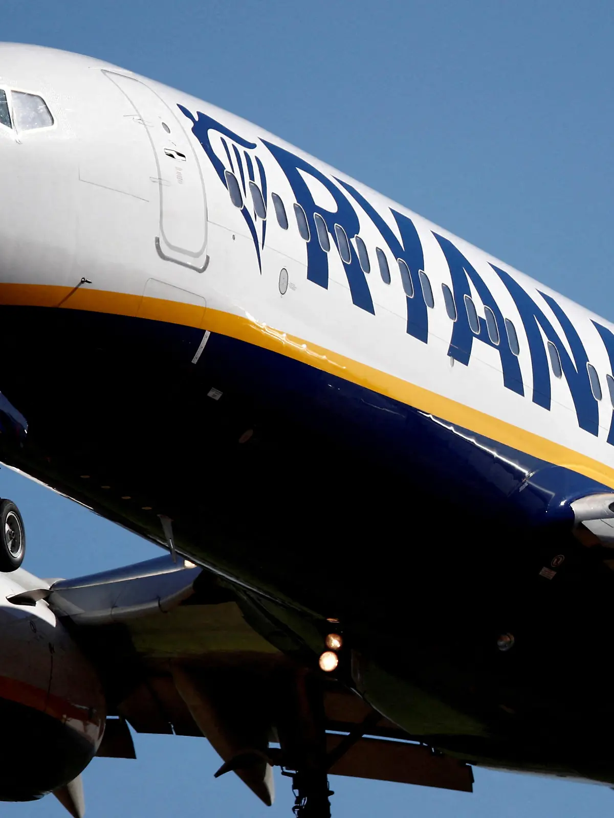 FILE PHOTO: A Ryanair Boeing 737-800 aircraft approaches Paris-Beauvais airport in Tille, northern France, September 27, 2018.  REUTERS/Christian Hartmann//File Photo