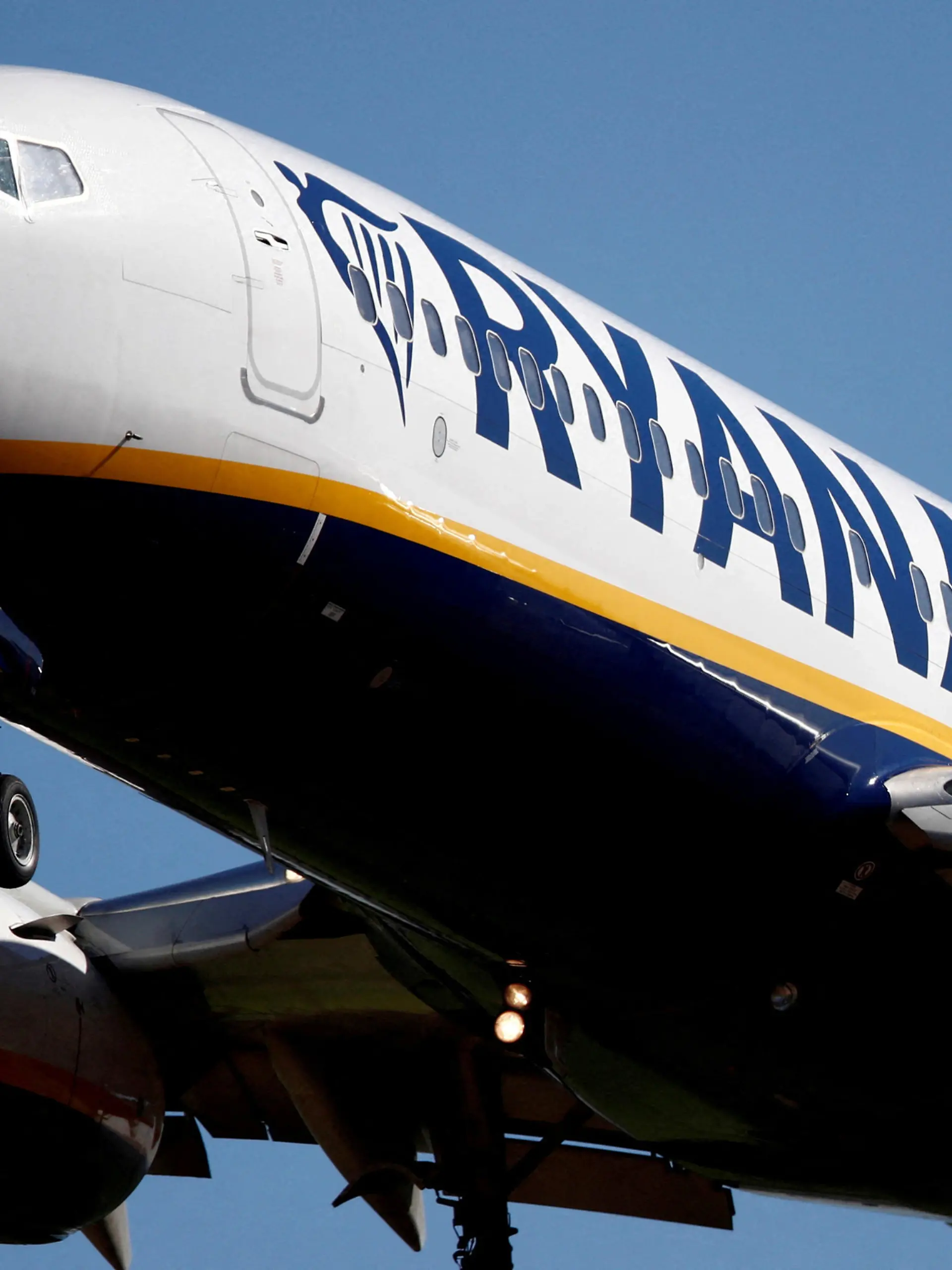 FILE PHOTO: A Ryanair Boeing 737-800 aircraft approaches Paris-Beauvais airport in Tille, northern France, September 27, 2018.  REUTERS/Christian Hartmann//File Photo