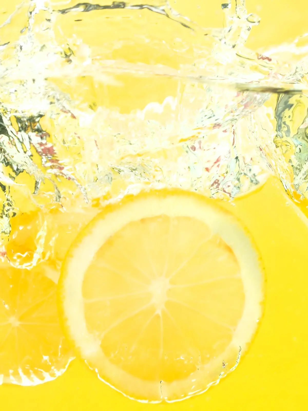 Wasser mit Zitrone