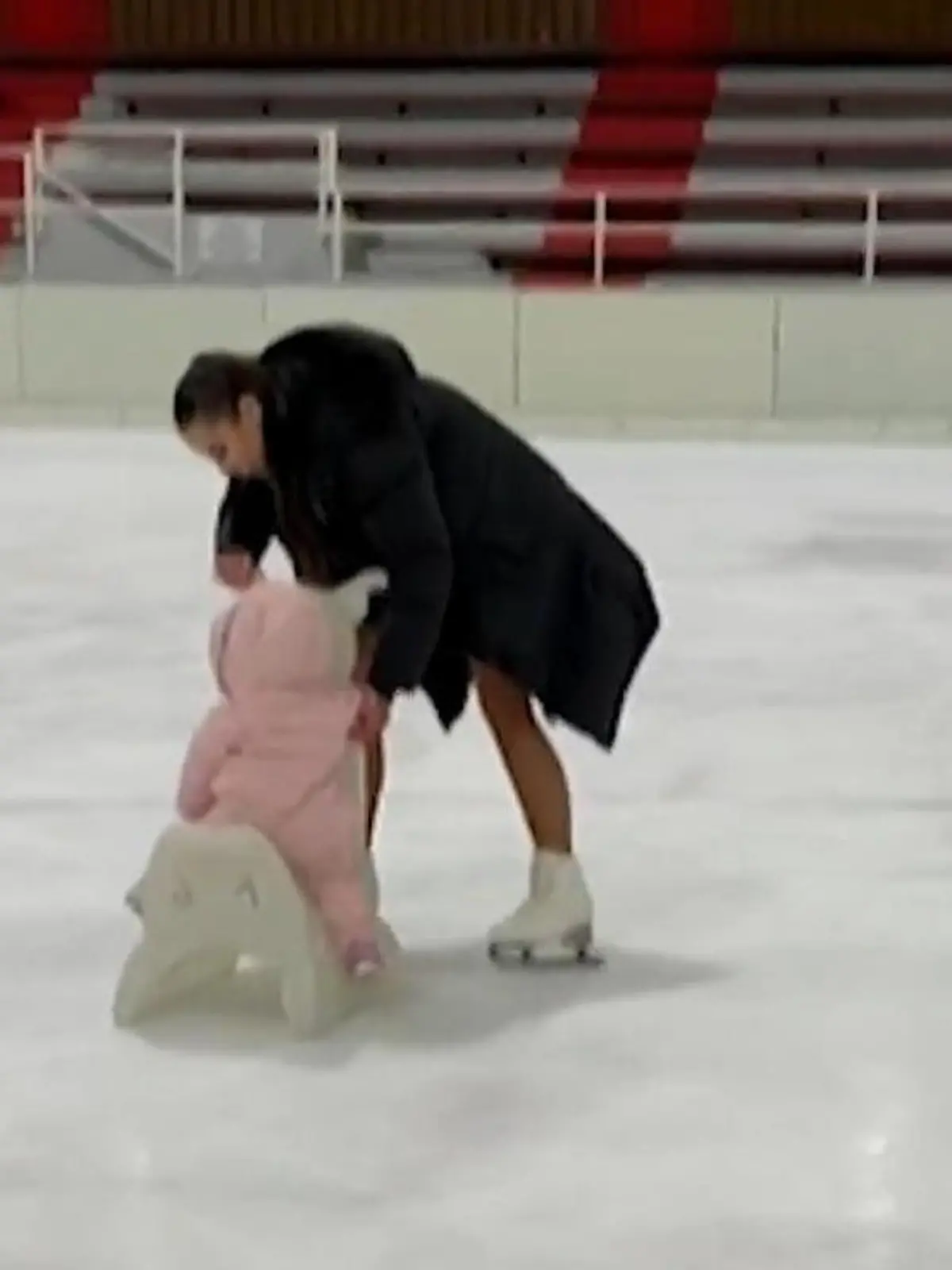 Fast als wäre sie nie weggewesen, performed Sarah Engels wieder auf dem Eis. Aber nicht nur mit "Dancing on Ice-Kollege"  Joti Polizoakis, sondern auch mit Töchterchen Solea.