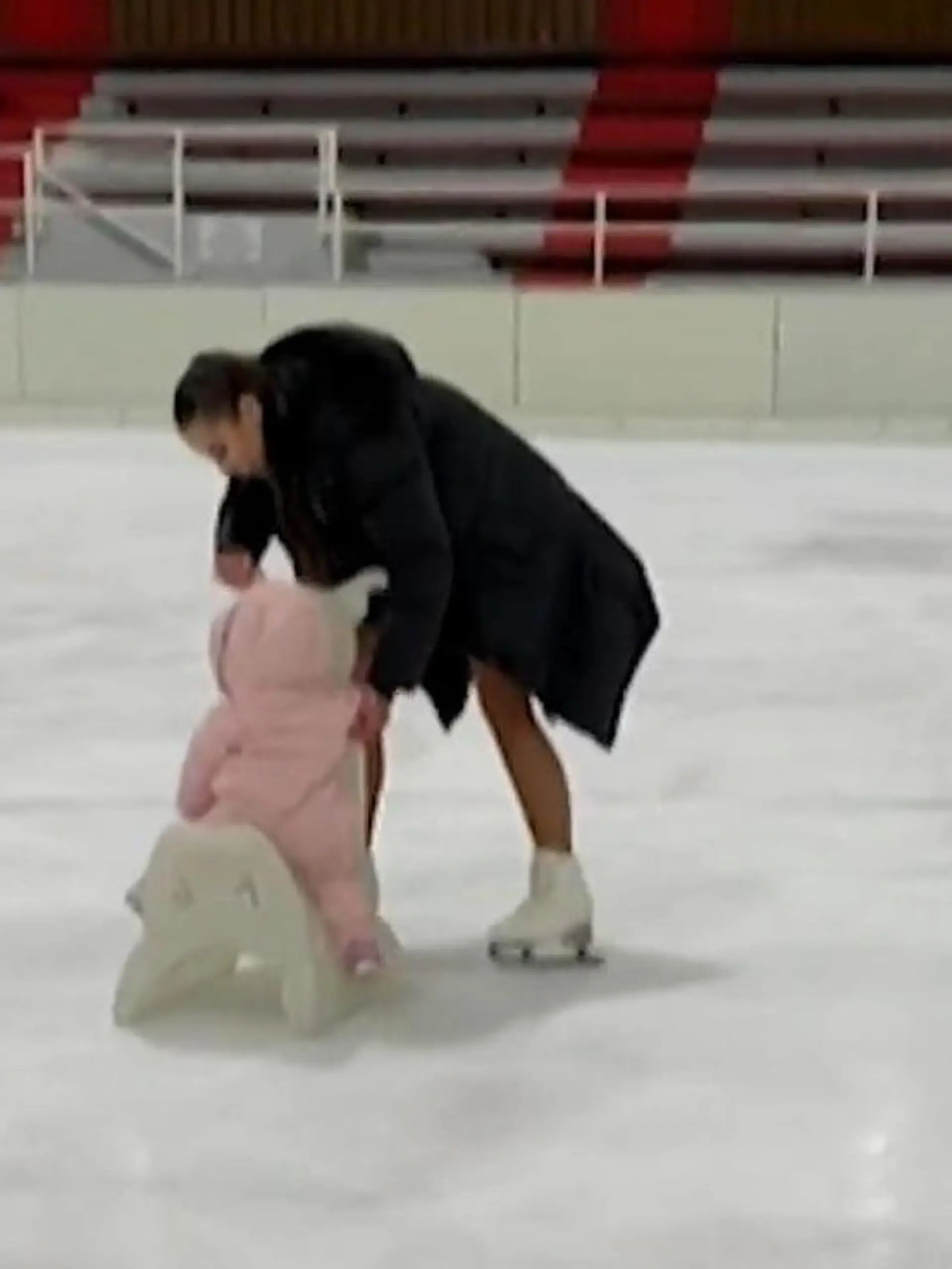 Fast als wäre sie nie weggewesen, performed Sarah Engels wieder auf dem Eis. Aber nicht nur mit "Dancing on Ice-Kollege"  Joti Polizoakis, sondern auch mit Töchterchen Solea.