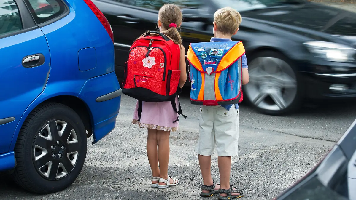 ARCHIV - 30.07.2013, Brandenburg, Frankfurt (Oder): ILLUSTRATION: Die beiden zukünftigen Erstklässler Amy und Luca üben das Verhalten auf dem Schulweg und das richtige Überqueren einer Straße. Elterntaxi stehenlassen. Unter diesem Motto werben das Deutsche Kinderhilfswerk und der Verkehrsclub Deutschland ab 17.09.2018 für andere Wege zur Schule. Denn mit der steigenden Zahl der Mama- und Papa-Chauffeure nimmt das Risiko von Staus und Unfällen vor Schulen zu. (zu dpa "Zu Fuß zur Schule - Elterntaxis können zur Unfallgefahr werden" vom 16.09.2018) Foto: Patrick Pleul/dpa-Zentralbild/dpa +++ dpa-Bildfunk +++