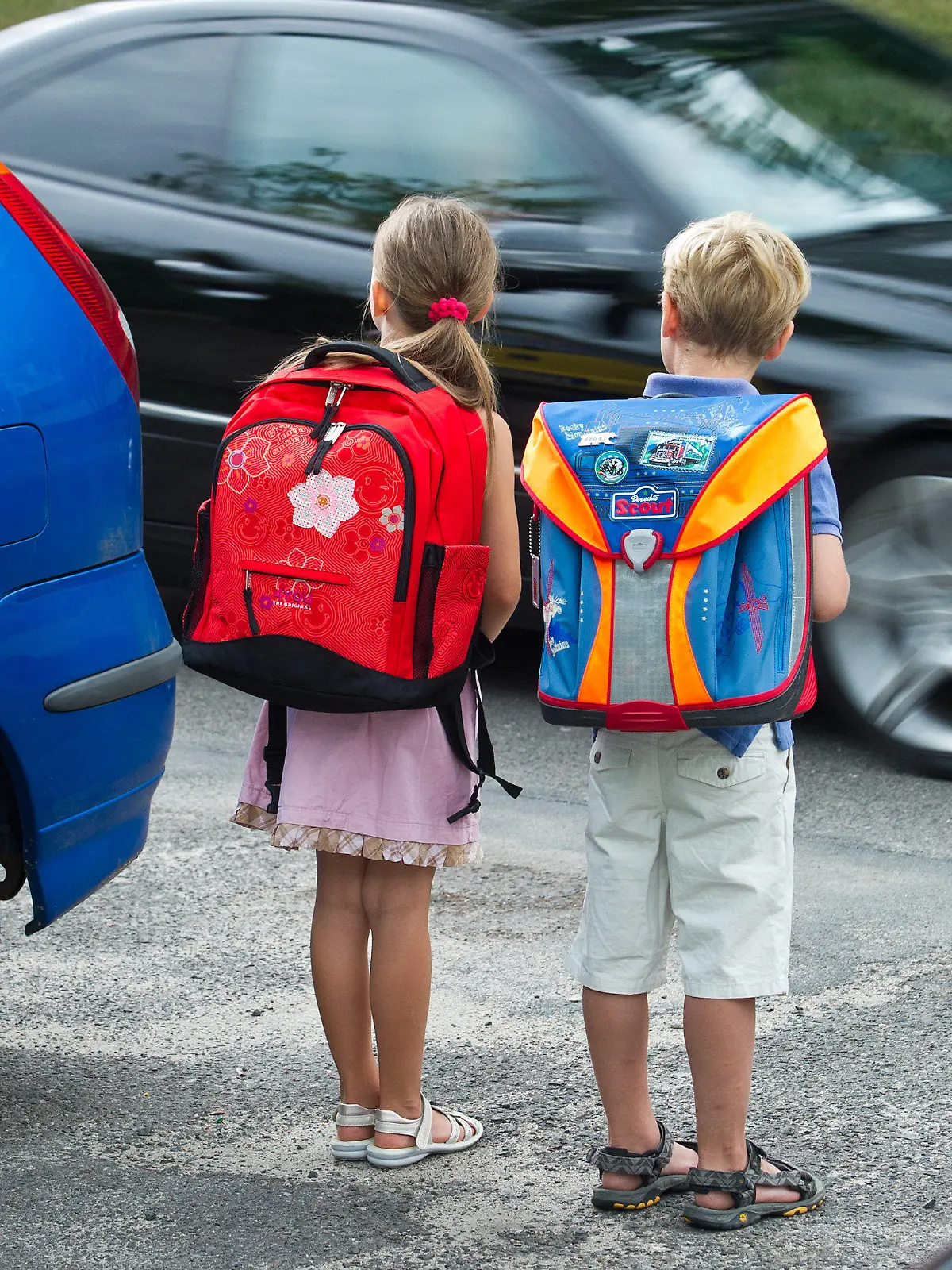 ARCHIV - 30.07.2013, Brandenburg, Frankfurt (Oder): ILLUSTRATION: Die beiden zukünftigen Erstklässler Amy und Luca üben das Verhalten auf dem Schulweg und das richtige Überqueren einer Straße. Elterntaxi stehenlassen. Unter diesem Motto werben das Deutsche Kinderhilfswerk und der Verkehrsclub Deutschland ab 17.09.2018 für andere Wege zur Schule. Denn mit der steigenden Zahl der Mama- und Papa-Chauffeure nimmt das Risiko von Staus und Unfällen vor Schulen zu. (zu dpa "Zu Fuß zur Schule - Elterntaxis können zur Unfallgefahr werden" vom 16.09.2018) Foto: Patrick Pleul/dpa-Zentralbild/dpa +++ dpa-Bildfunk +++