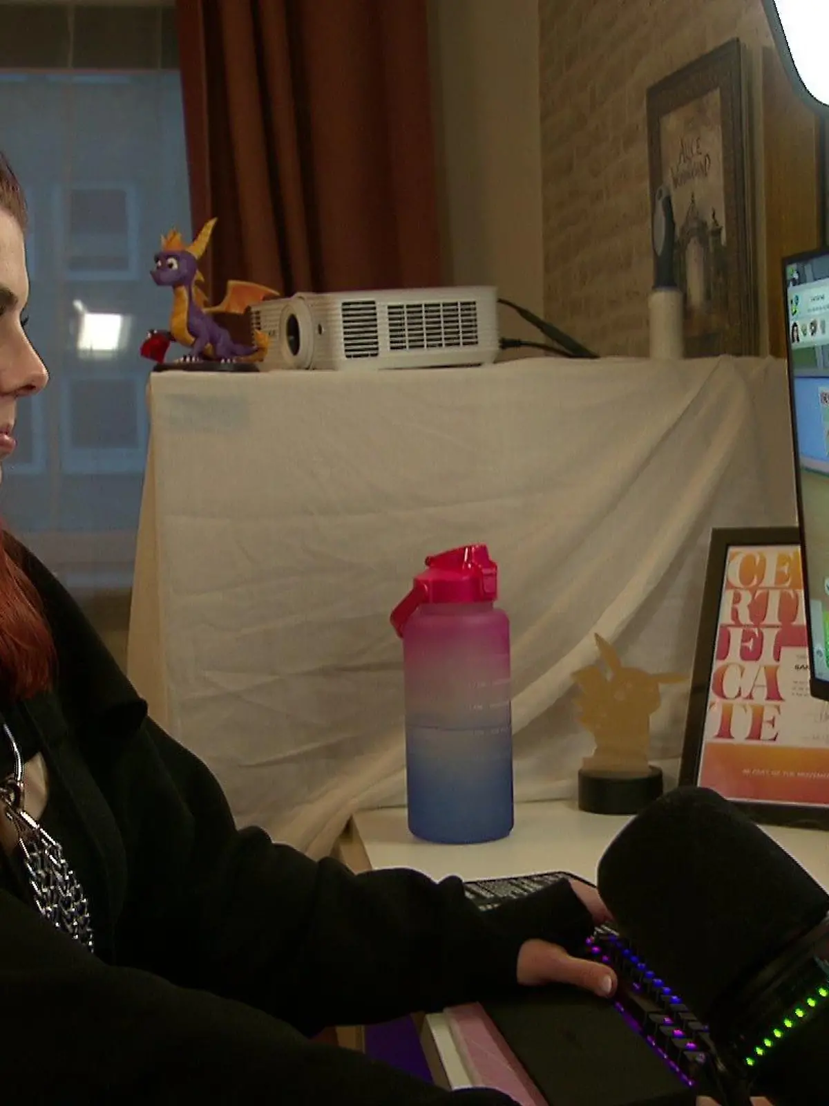 Sandra streamt unter anderem das Spiel Sims und redet dabei offen über mentale Gesundheit.