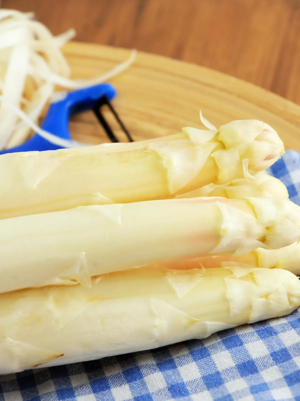 Spargel und Spargelschäler