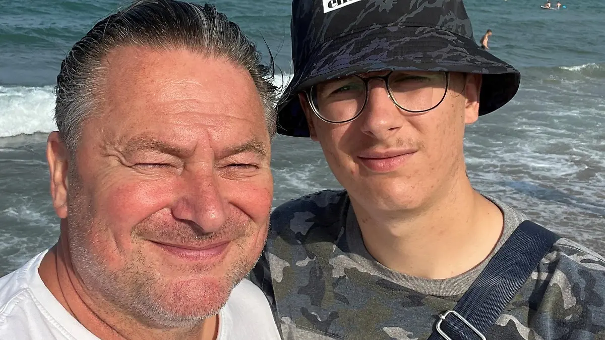 Ein Bild aus guten Zeiten: Sascha, der beste Freund von Jonas Papa und Jonas am Meer.
