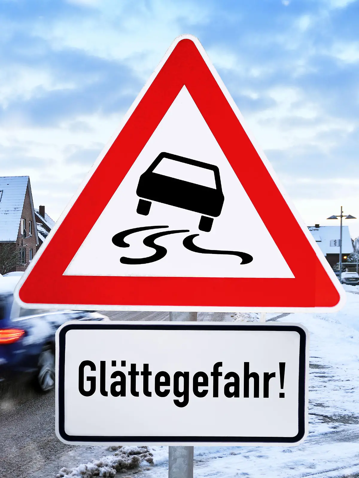 Gefahrenschild mit Aufschrift Glättegefahr / action press