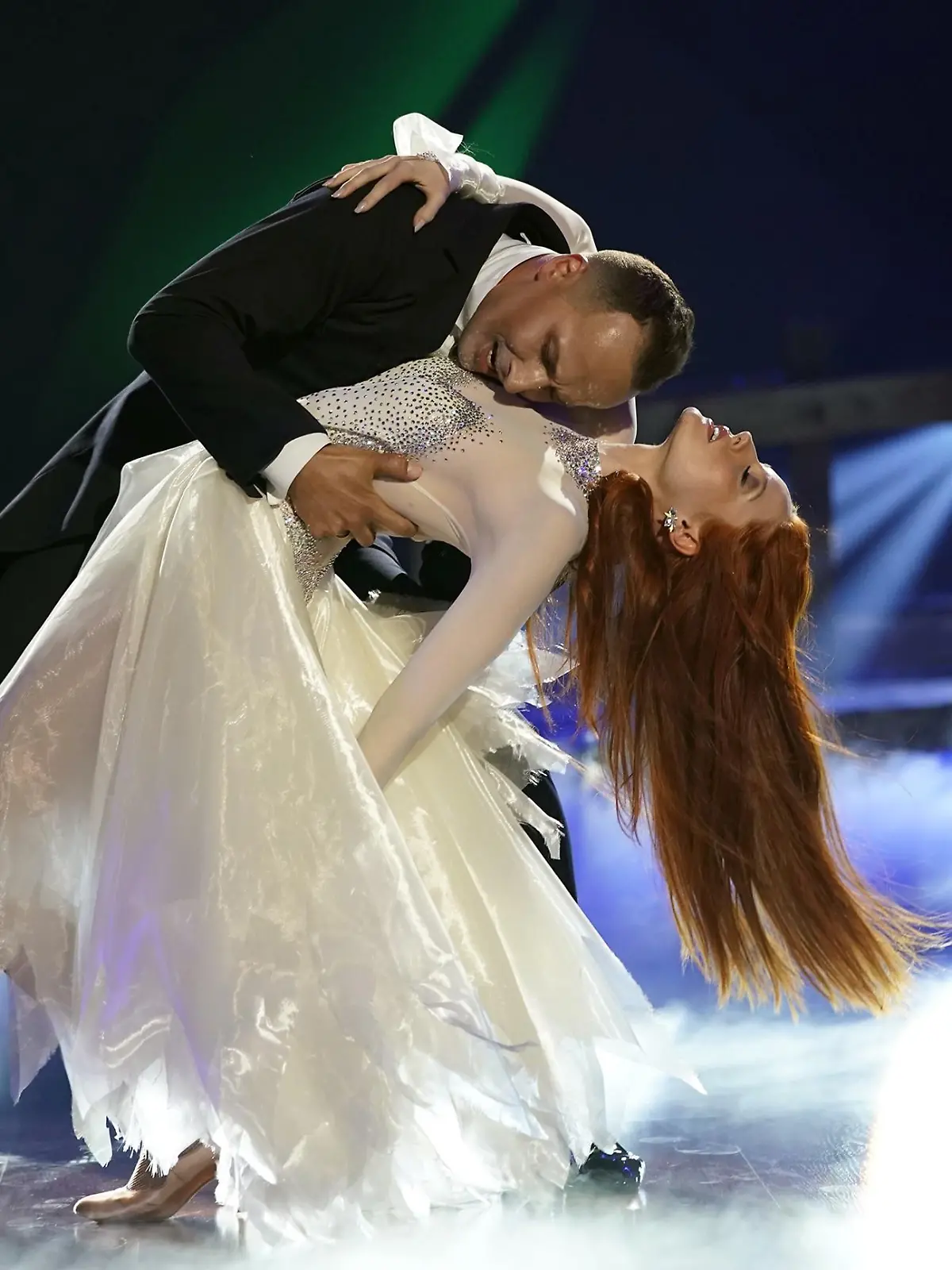 Barbara Meier und Sergiu Luca tanzen einen langsamen Walzer.

Verwendung der Bilder für Online-Medien ausschließlich mit folgender Verlinkung:'Alle Infos zu 'Let's Dance' im Special bei RTL.de: http://www.rtl.de/cms/sendungen/lets-dance.html