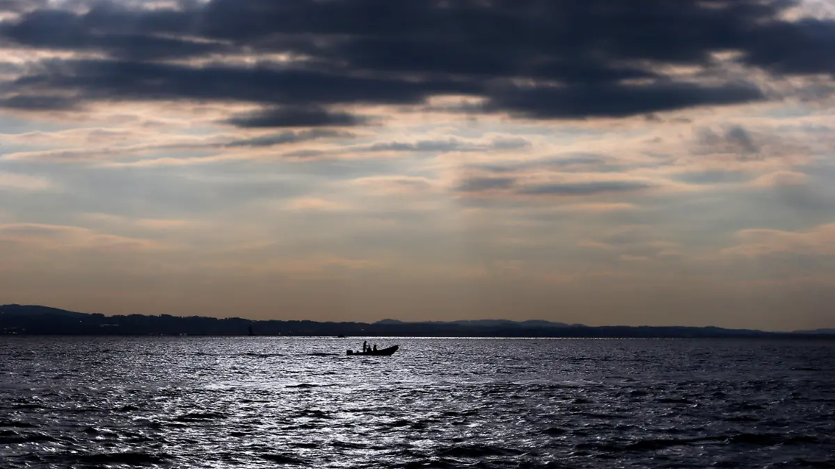 Ein Boot fährt am 09.09.2015 auf dem im Sonnenlicht glitzernden Bodensee bei Lindau (Bayern). Foto: Karl-Josef Hildenbrand /dpa +++(c) dpa - Bildfunk+++