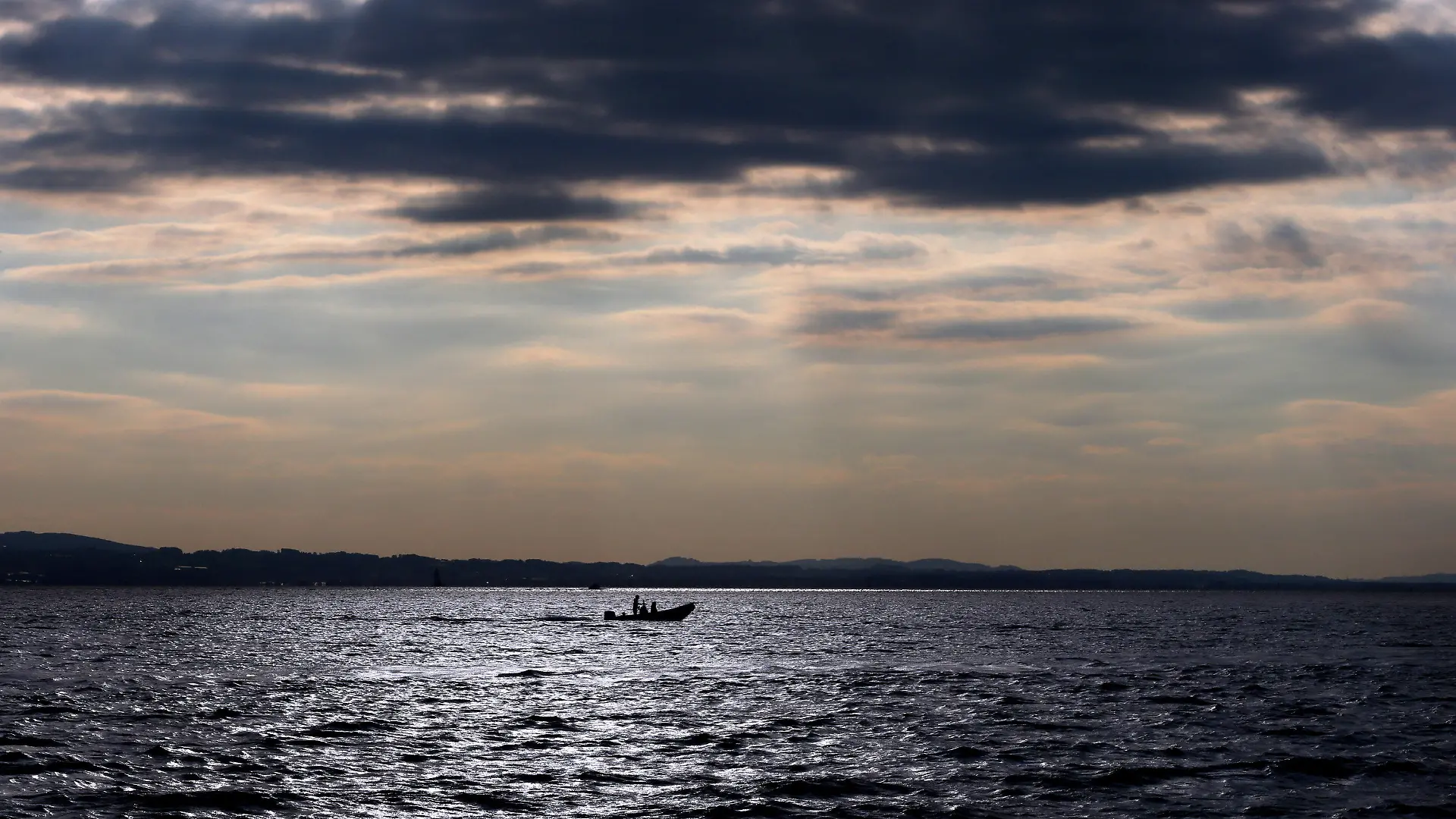 Ein Boot fährt am 09.09.2015 auf dem im Sonnenlicht glitzernden Bodensee bei Lindau (Bayern). Foto: Karl-Josef Hildenbrand /dpa +++(c) dpa - Bildfunk+++
