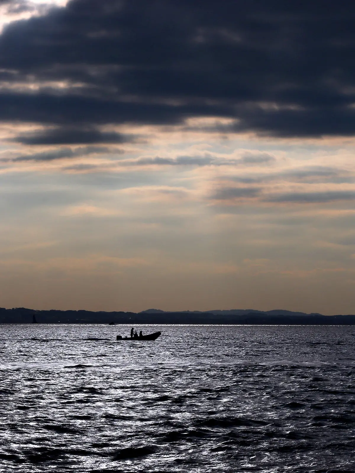 Ein Boot fährt am 09.09.2015 auf dem im Sonnenlicht glitzernden Bodensee bei Lindau (Bayern). Foto: Karl-Josef Hildenbrand /dpa +++(c) dpa - Bildfunk+++