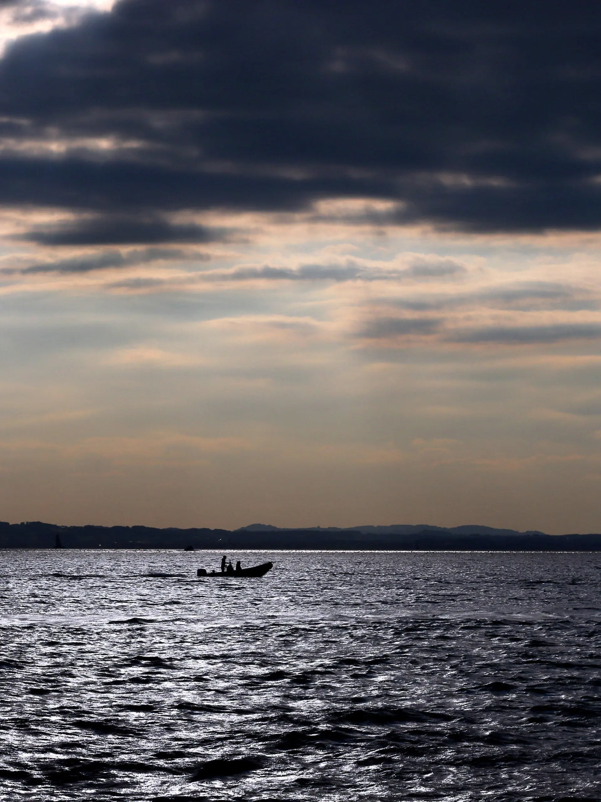 Ein Boot fährt am 09.09.2015 auf dem im Sonnenlicht glitzernden Bodensee bei Lindau (Bayern). Foto: Karl-Josef Hildenbrand /dpa +++(c) dpa - Bildfunk+++