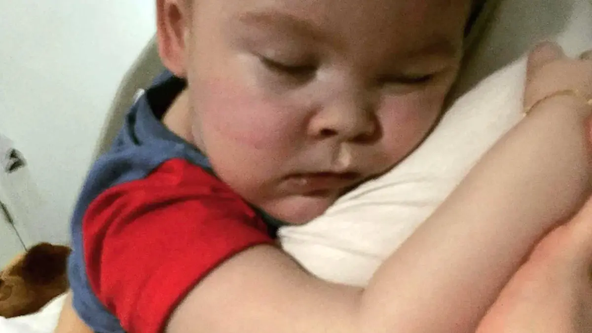 ARCHIV - HANDOUT - 23.04.2018, Großbritannien, Liverpool: Die von Alfies Army Official zur Verfügung gestellte Aufnahme zeigt den schwerkranken britischen Jungen Alfie Evans in den Armen seiner Mutter Kate James. Alfie ist in der Nacht zum 28.04.2018 im Kinderkrankenhaus in Liverpool gestorben. Das knapp zwei Jahre alte Kind erlag nach Angaben seiner Eltern um 3.30 Uhr (MESZ) seiner schweren Erkrankung. (zu dpa "Britischer Junge Alfie tot" vom 28.04.2018) Foto: Alfies Army Official/PA/dpa - ACHTUNG: Nur zur redaktionellen Verwendung bis zum 09.05.2018 mit der aktuellen Berichterstattung und nur bei vollständiger Nennung der Quelle: +++ dpa-Bildfunk +++