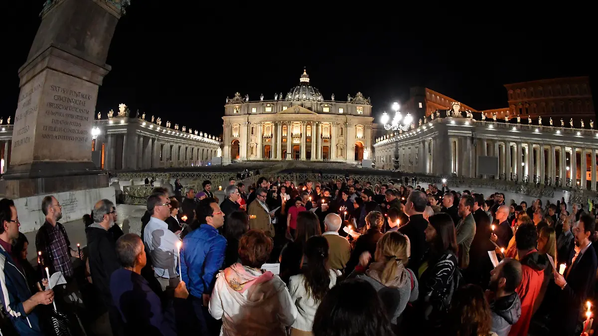 26.04.2018, Italien, Rom: Mehrere hundert Menschen stehen mit Kerzen auf dem Petersplatz um ihre Anteilnahme am Schicksal des todkranken britischen Jungen Alfie Evans auszudrücken. zu dpa «Kerzen und Gebete für todkranken Alfie Evans auf dem Petersplatz» vom 27.04.2018) Foto: Claudio Peri/ANSA/AP/dpa +++ dpa-Bildfunk +++