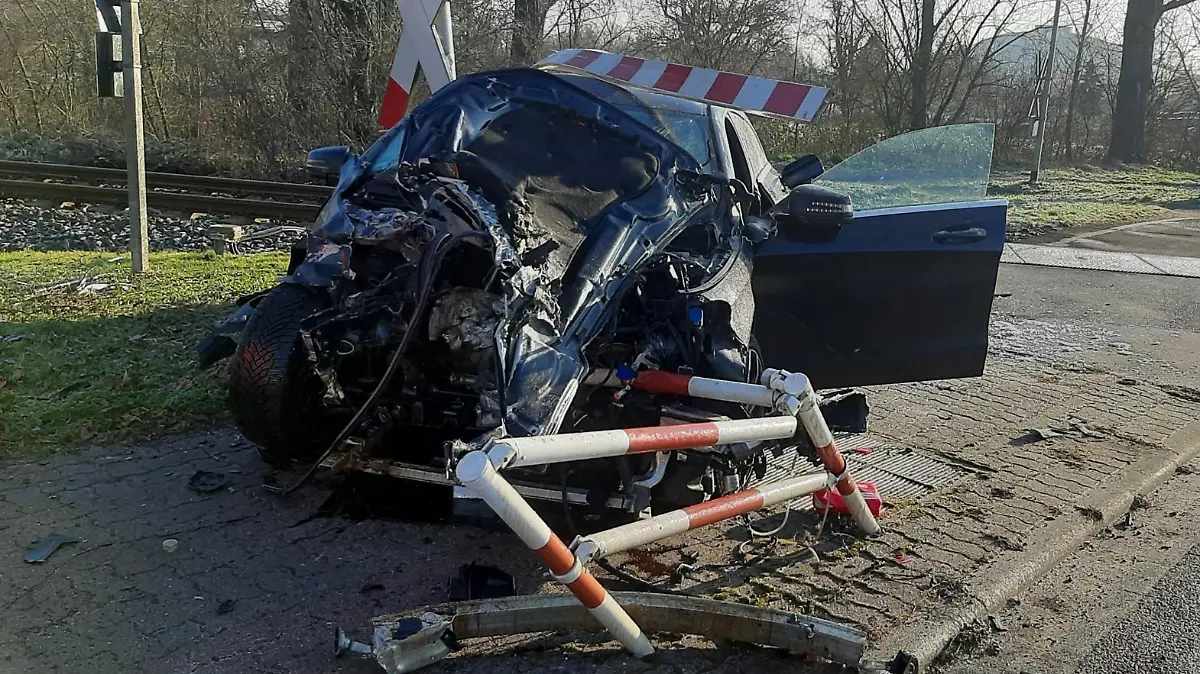 Unfallfahrzeug am BÜ Klein Auheim