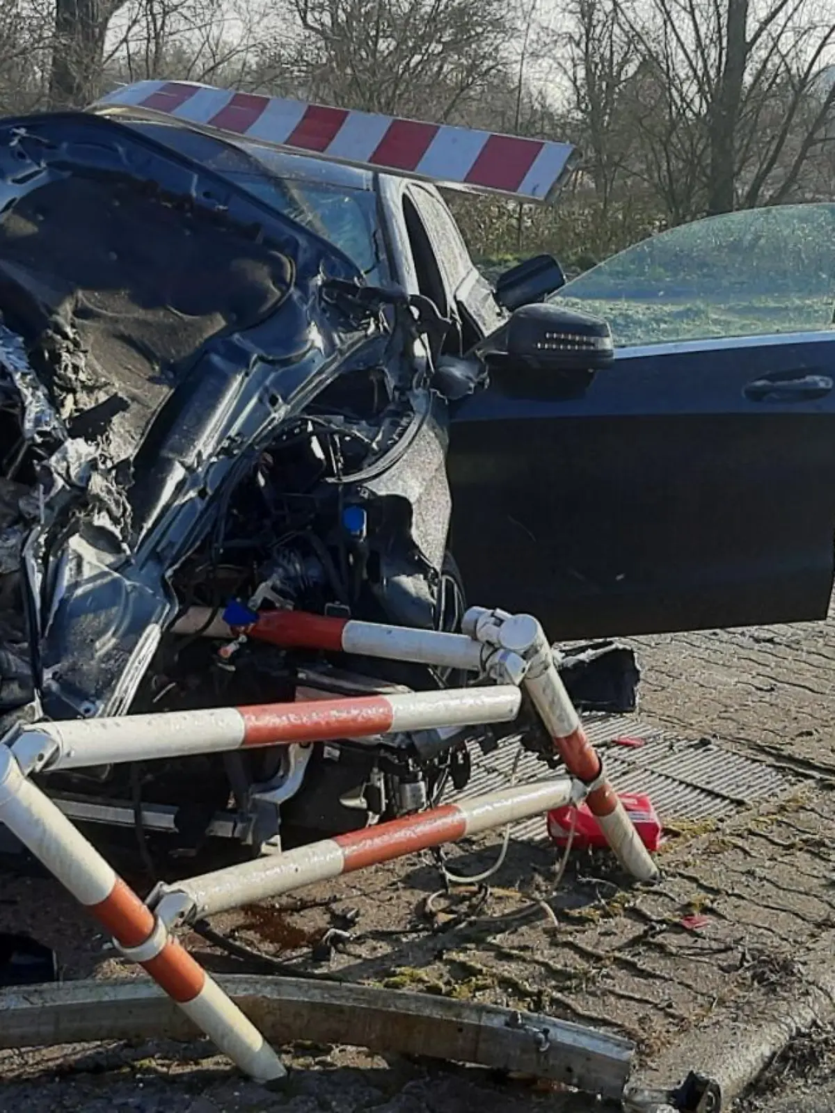 Unfallfahrzeug am BÜ Klein Auheim