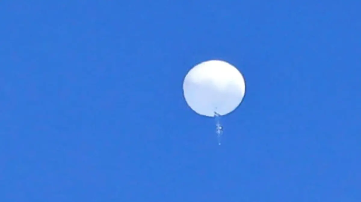 04.02.2023, USA, -: Auf diesem von Travis Huffstetler Photography zur Verfügung gestellten Bild schwebt ein großer Ballon über dem Atlantischen Ozean, direkt vor der Küste der Carolinas. Die riesige weiße Kugel, die diese Woche über den amerikanischen Luftraum schwebte und am Samstag von der Luftwaffe live im Fernsehen über dem Atlantik abgeschossen wurde, löste einen diplomatischen Wirbel aus und schlug in den sozialen Medien hohe Wellen. Foto: Travis Huffstetler/Travis Huffstetler Photography via AP/dpa - ACHTUNG: Nur zur redaktionellen Verwendung und nur mit vollständiger Nennung des vorstehenden Credits bis zum 20. Februar 2023. +++ dpa-Bildfunk +++