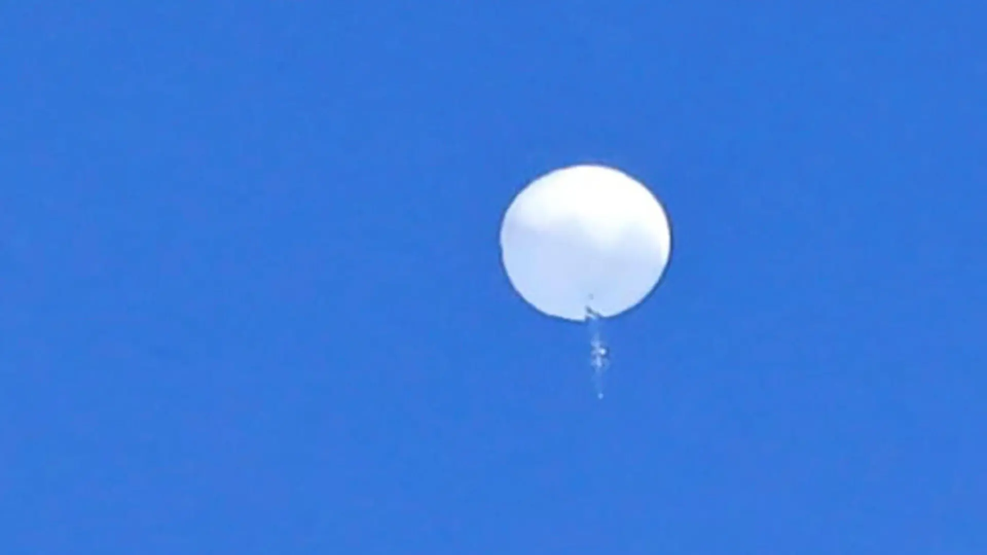 04.02.2023, USA, -: Auf diesem von Travis Huffstetler Photography zur Verfügung gestellten Bild schwebt ein großer Ballon über dem Atlantischen Ozean, direkt vor der Küste der Carolinas. Die riesige weiße Kugel, die diese Woche über den amerikanischen Luftraum schwebte und am Samstag von der Luftwaffe live im Fernsehen über dem Atlantik abgeschossen wurde, löste einen diplomatischen Wirbel aus und schlug in den sozialen Medien hohe Wellen. Foto: Travis Huffstetler/Travis Huffstetler Photography via AP/dpa - ACHTUNG: Nur zur redaktionellen Verwendung und nur mit vollständiger Nennung des vorstehenden Credits bis zum 20. Februar 2023. +++ dpa-Bildfunk +++