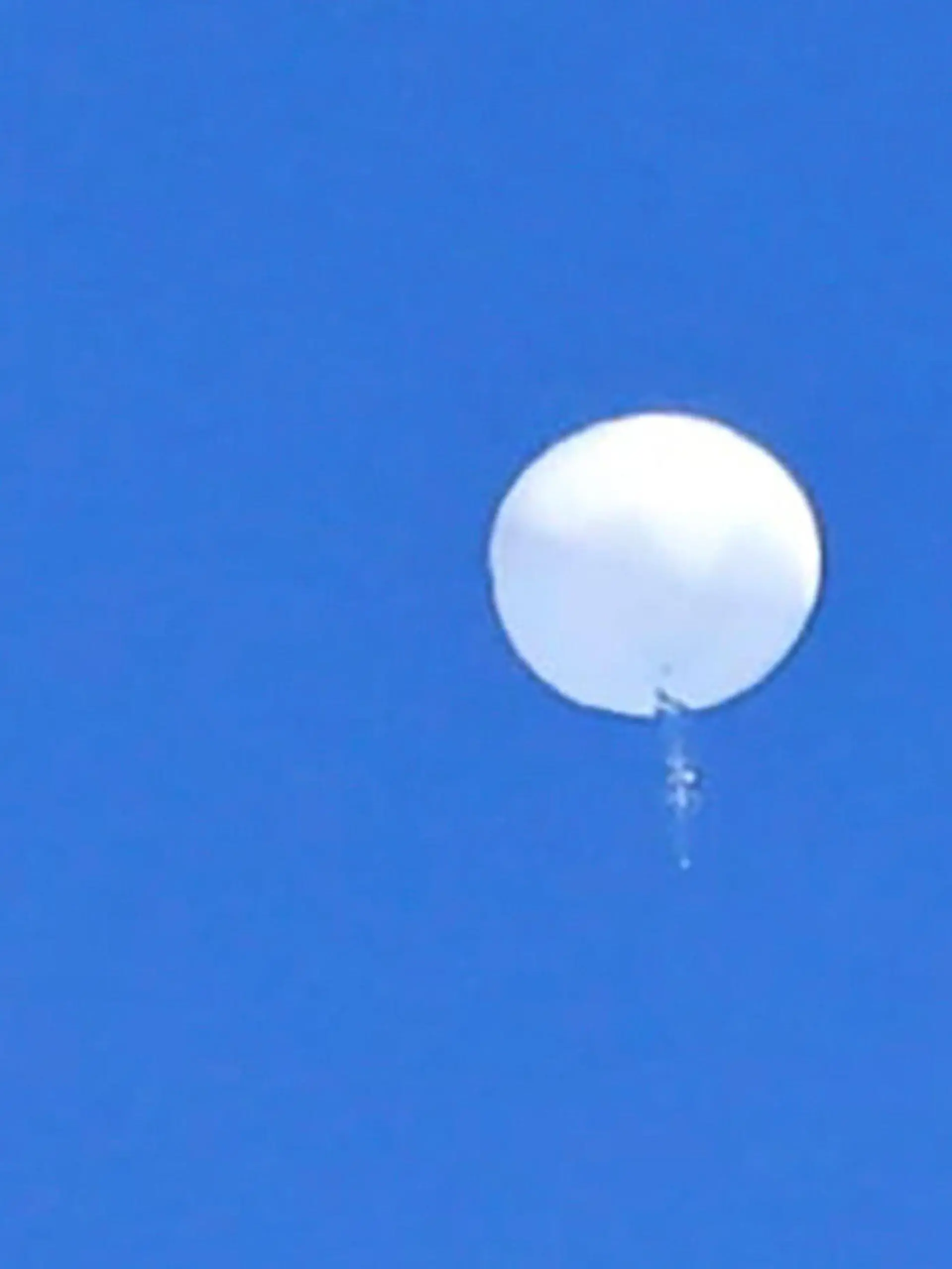 04.02.2023, USA, -: Auf diesem von Travis Huffstetler Photography zur Verfügung gestellten Bild schwebt ein großer Ballon über dem Atlantischen Ozean, direkt vor der Küste der Carolinas. Die riesige weiße Kugel, die diese Woche über den amerikanischen Luftraum schwebte und am Samstag von der Luftwaffe live im Fernsehen über dem Atlantik abgeschossen wurde, löste einen diplomatischen Wirbel aus und schlug in den sozialen Medien hohe Wellen. Foto: Travis Huffstetler/Travis Huffstetler Photography via AP/dpa - ACHTUNG: Nur zur redaktionellen Verwendung und nur mit vollständiger Nennung des vorstehenden Credits bis zum 20. Februar 2023. +++ dpa-Bildfunk +++