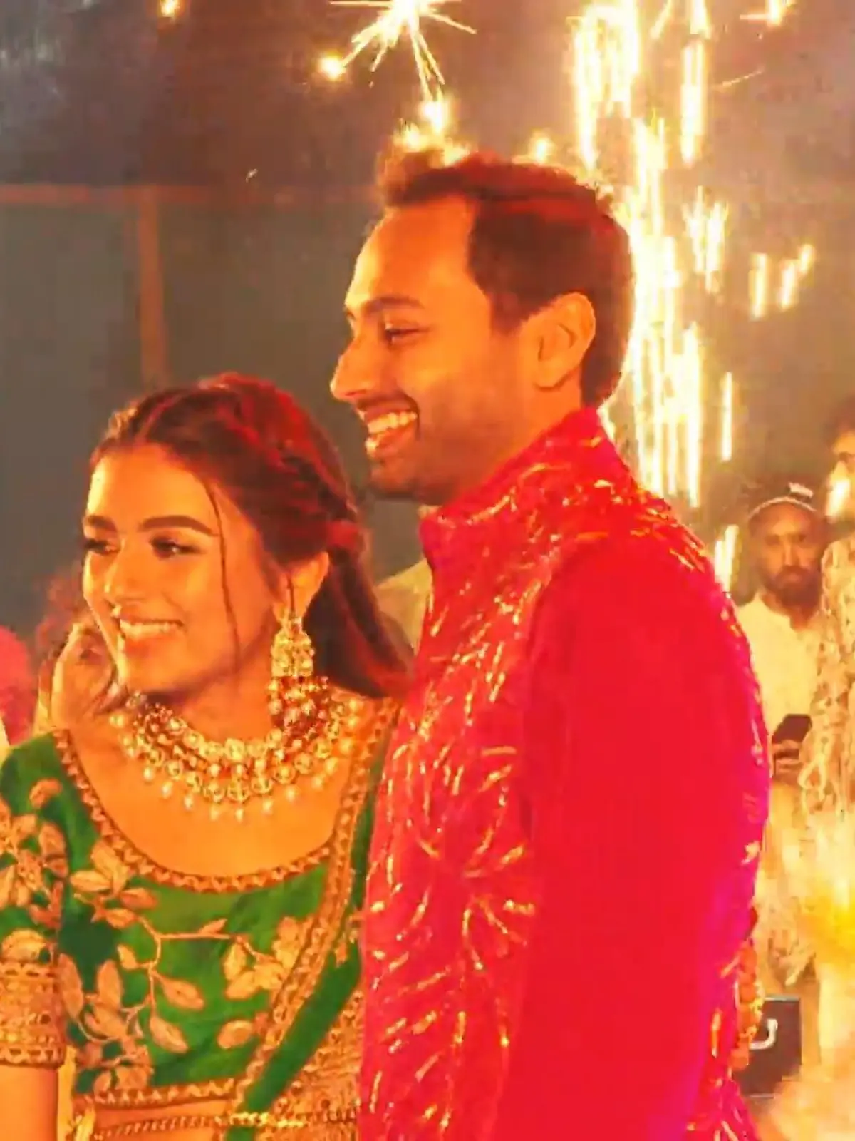 Diese Event dürfte wohl so manchen Rekord brechen: Eine indische Mega-Hochzeit für schlappe drei Millionen Euro. Organisiert von Hochzeitsplaner Moritz Schubert, der sich in Indien und den Vereinigten Arabischen Emiraten einen Namen gemacht hat. Wir haben den Deutschen bei den Vorbereitungen zur Indischen Luxus-Hochzeit begleitet.
