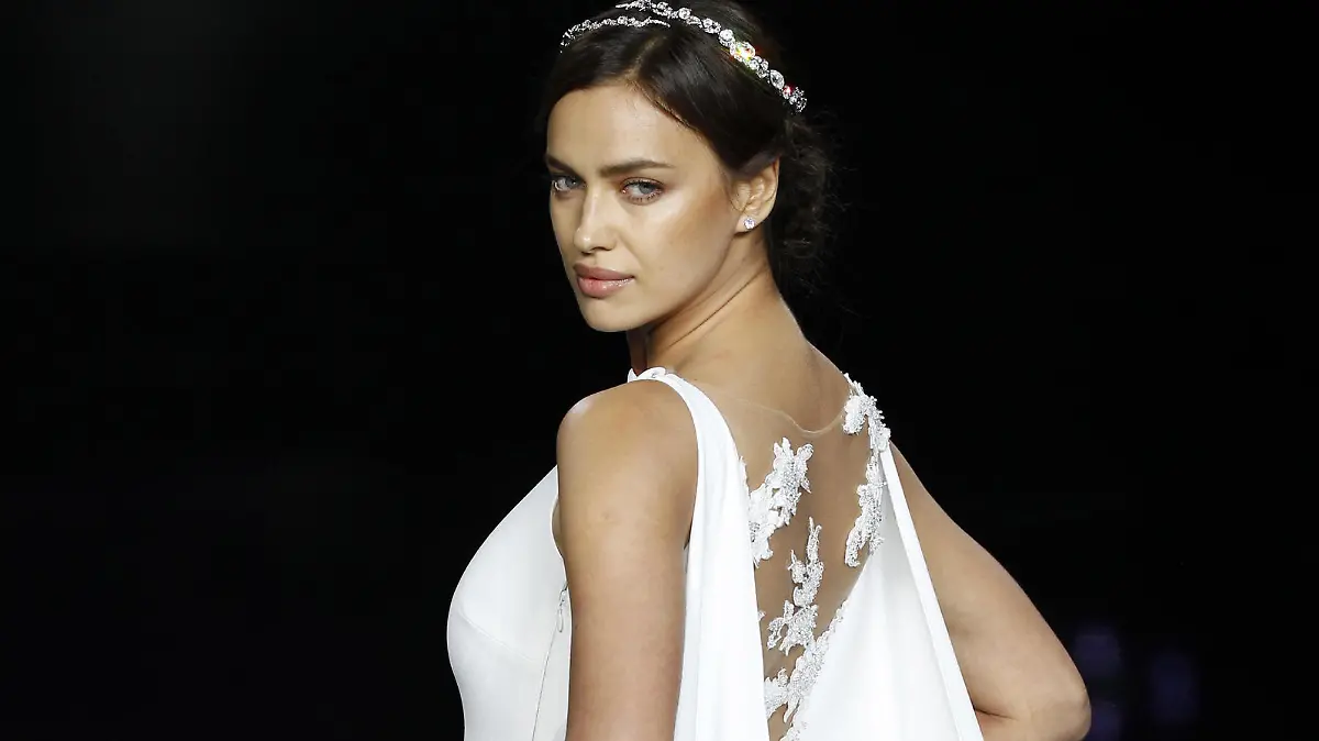 Irina Shayk im Brautkleid auf dem Laufstreg