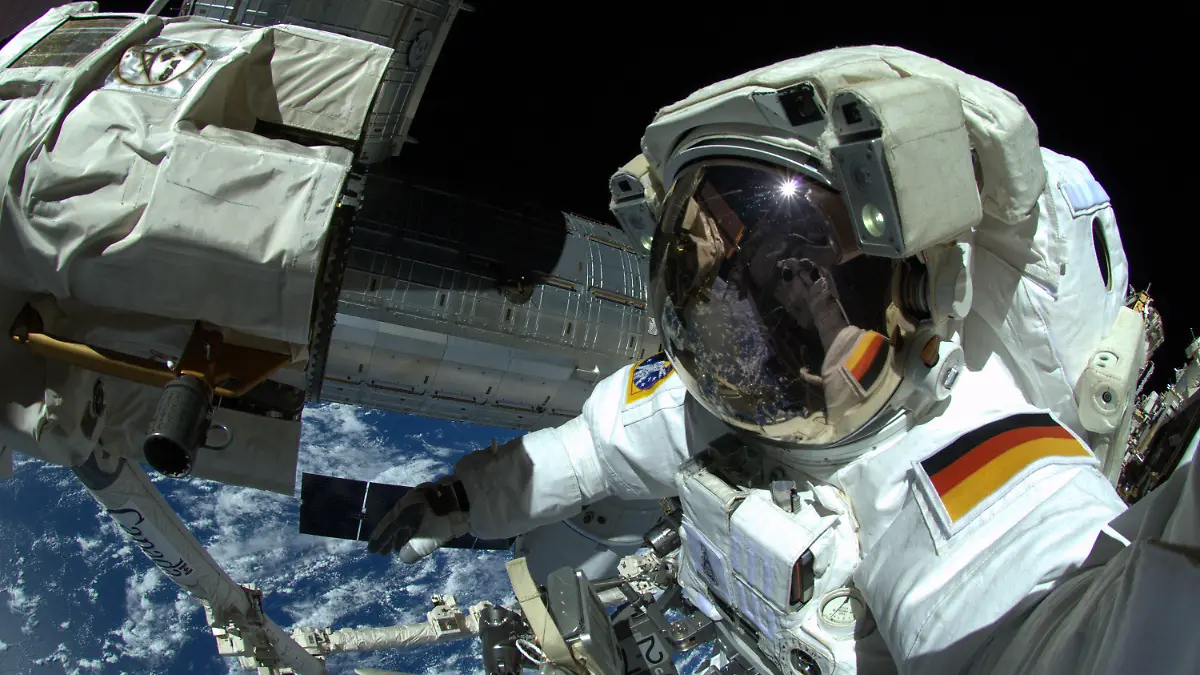 ARCHIV - HANDOUT - Der deutsche Astronaut Alexander Gerst arbeitet am 07.10.2014 an der Internationalen Raumstation ISS. Foto: Alexander Gerst/ESA/NASA (ACHTUNG: Verwendung nur für redaktionelle Zwecke im Zusammenhang mit der Berichterstattung über die ISS und nur mit vollständiger Quellen-Angabe: «ESA/NASA» - zu dpa «Rückkehr des deutschen Astronauten Alexander Gerst zur Erde» vom 04.11.2014) +++(c) dpa - Bildfunk+++