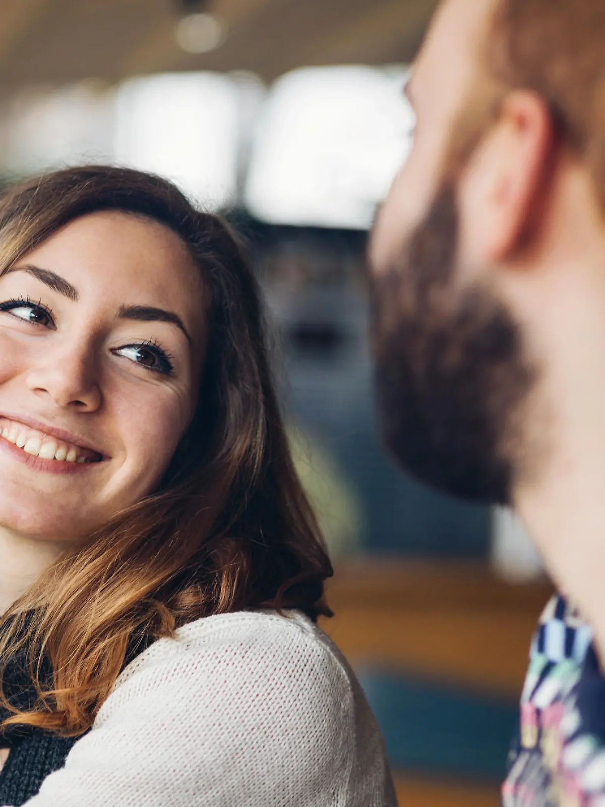 Frau flirtet mit Mann.