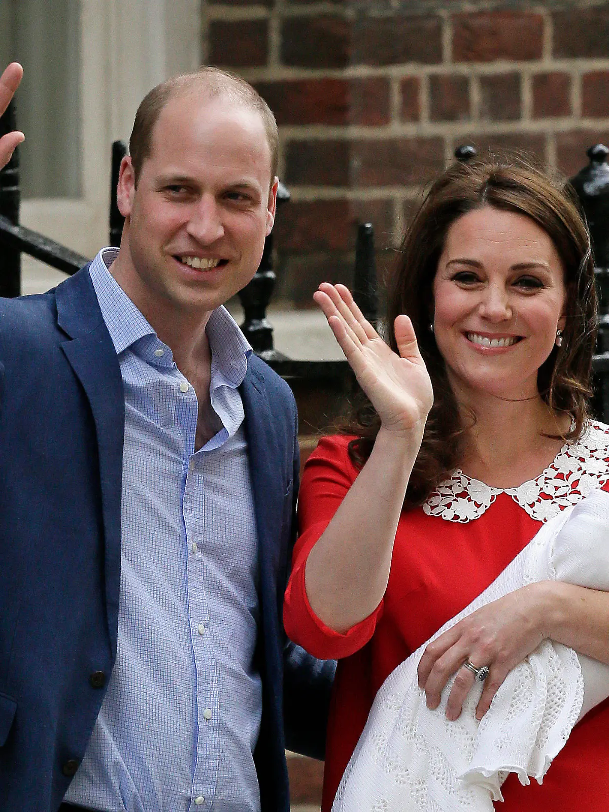 23.04.2018, Großbritannien, London: Der britische Prinz William und Herzogin Kate stehen mit ihrem neugeborenen Kind vor dem St. Mary·s Hospital im Londoner Stadtteil Paddington. Die britische Herzogin Kate hat am 23.04.2018 einen Jungen zur Welt gebracht. Foto: Tim Ireland/AP/dpa +++ dpa-Bildfunk +++