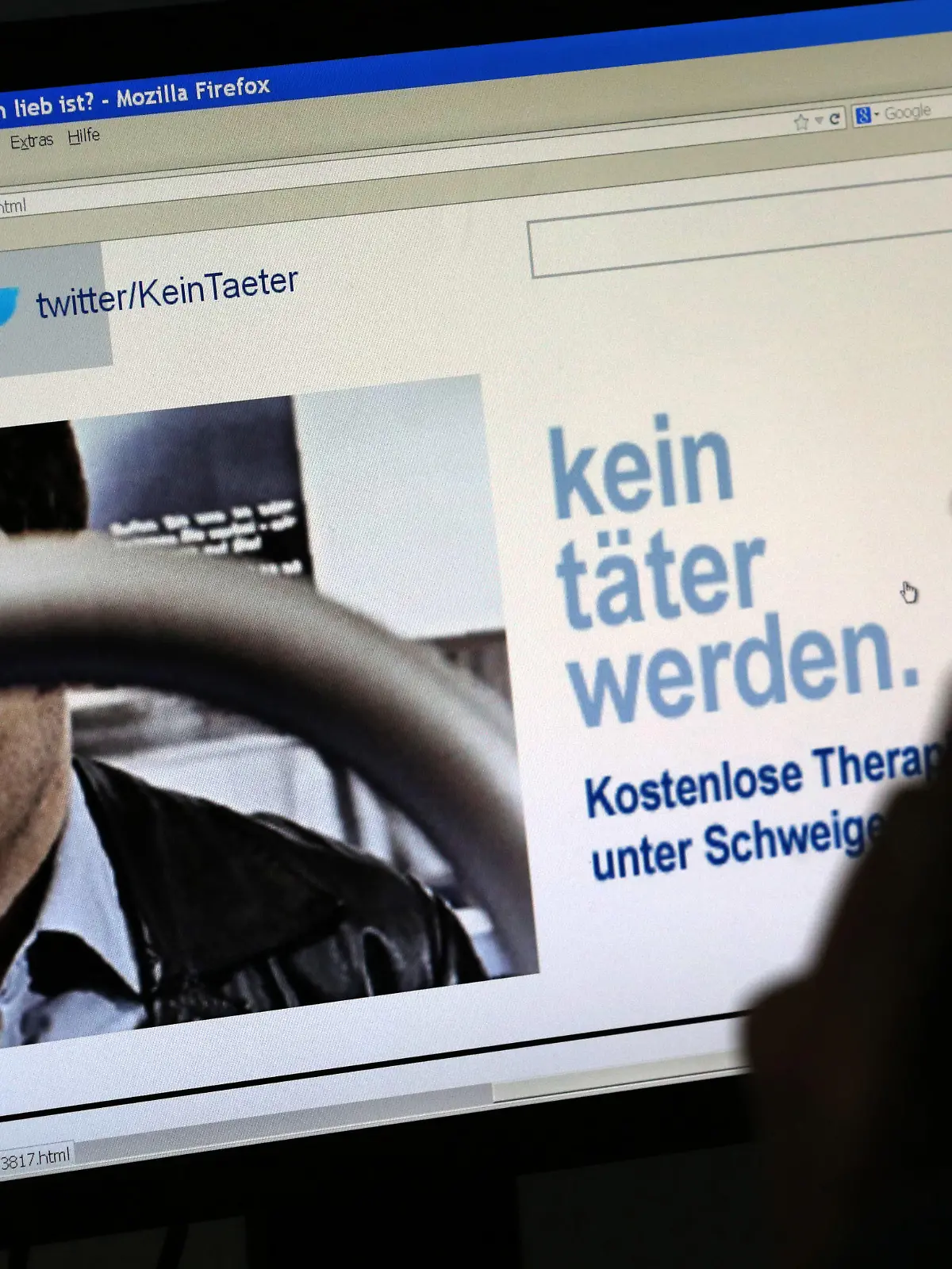 ARCHIV - 07.02.2013, Mecklenburg-Vorpommern, Rostock: Ein Mann schaut auf die Homepage des Präventionsprojektes «Kein Täter werden».  Vorbeugende Therapien für Männer mit pädophilen Neigungen erweisen sich den Anbietern zufolge in vielen Fällen als wirksam. (zu "Pädophilie: Vorbeugende Therapie von Männern meist wirksam" vom 25.04.2018) Foto: Bernd Wüstneck/dpa-Zentralbild/dpa +++ dpa-Bildfunk +++