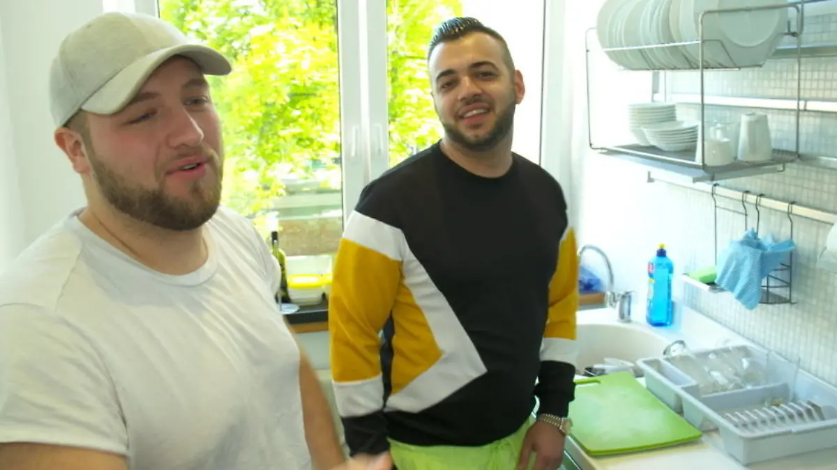 Mario, Michel und Giulio sind die Männer-WG Lustige Appartement-Führung