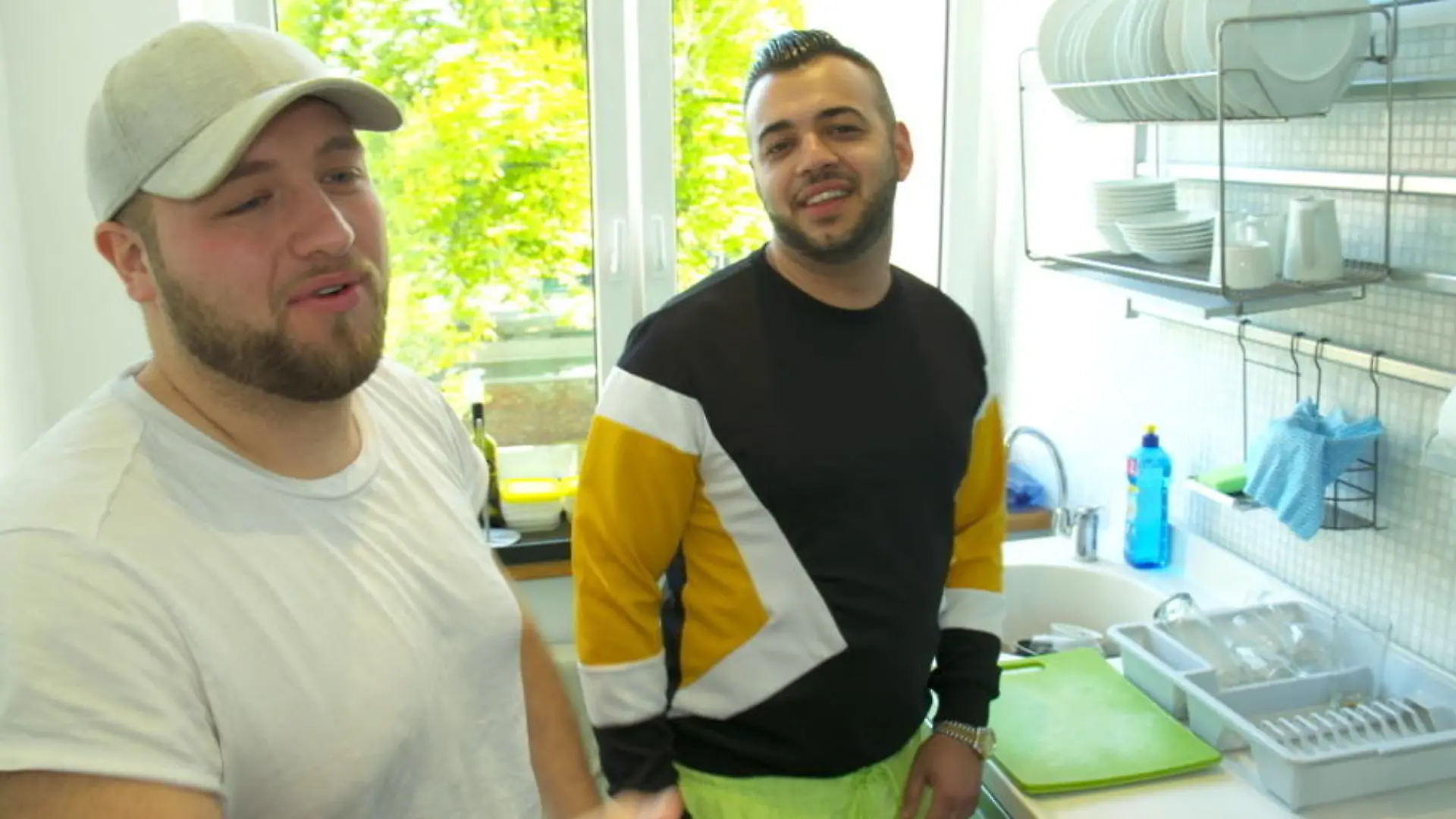 Mario, Michel und Giulio sind die Männer-WG Lustige Appartement-Führung