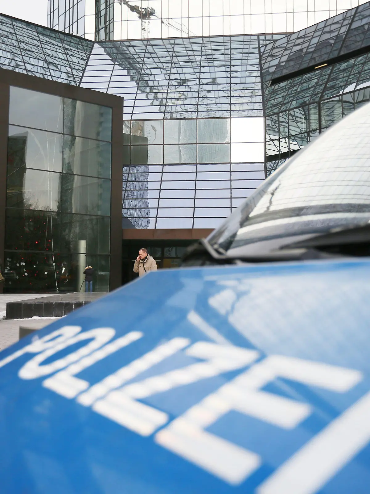Polizeifahrzzeuge stehen am 12.12.2012 in Frankfurt am Main (Hessen) vor der Zentrale der Deutschen Bank. Gegen fünf Mitarbeiter der Deutschen Bank ist Haftbefehl erlassen worden. Die hessische Generalstaatsanwaltschaft verdächtigt sie nach Angaben vom (12.12.2012) der Geldwäsche und der versuchten Strafvereitelung. Foto: Frank Rumpenhorst/dpa  +++(c) dpa - Bildfunk+++